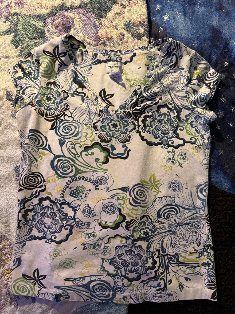 Chico's White Floral V-Neck Tee with Blue & Green Pattern